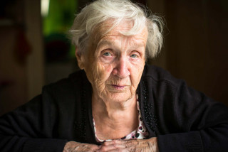 Oude dame kijkt droevig