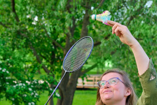Vrouw speelt badminton banner
