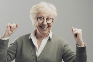 une femme senior est contente de sa victoire
