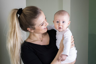 Jonge mama met baby in haar armen