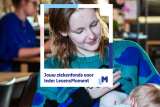 Vrouw geeft borstvoeding