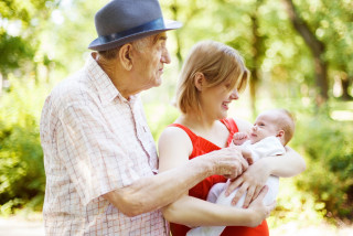 grootvader, kleindochter en baby in park