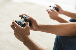 Twee tieners houden gameconsole vast