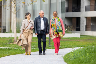 Enkele seniors op wandel met elkaar 