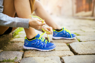vrouw strikt haar veters