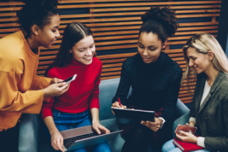 Groupe d'amies qui parlent