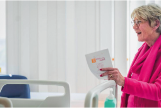 Une dame dans une chambre d'hôpital 