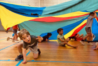 Kinderen spelen onder zeil