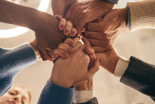 Solidariteit - mensen geven elkaar de hand.png