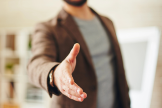 Man reikt de hand