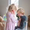 Twee kinderen spelen doktertje.