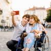 Koppel met vrouw met handicap neemt selfie