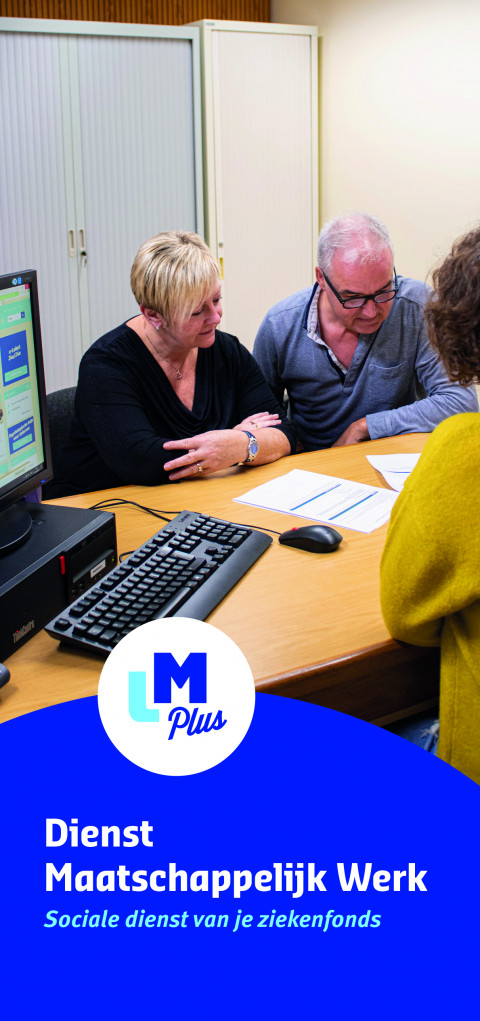 Koppel op bezoek bij een medewerker van de dienst maatschappelijk werk