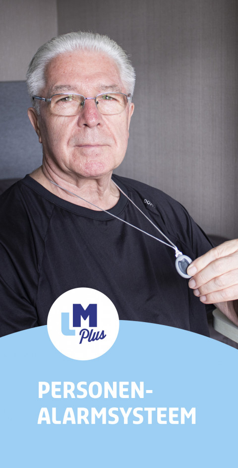 Bejaarde man met de noodknop van het personenalarmsysteem in zijn hand