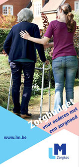 Jonge vrouw steunt oude vrouw met looprek