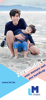 Oude broer draagt jonge broer met handicap