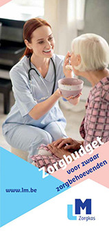 Verpleegster geeft oude vrouw eten