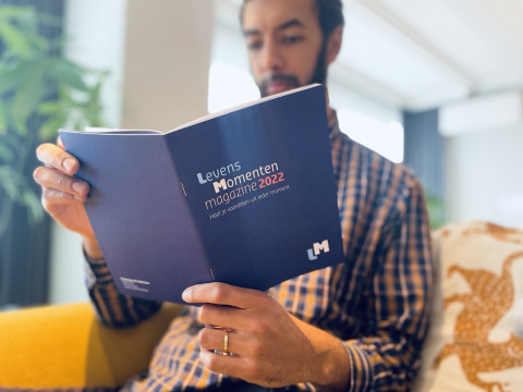 Man leest LevensMomentenmagazine 2022