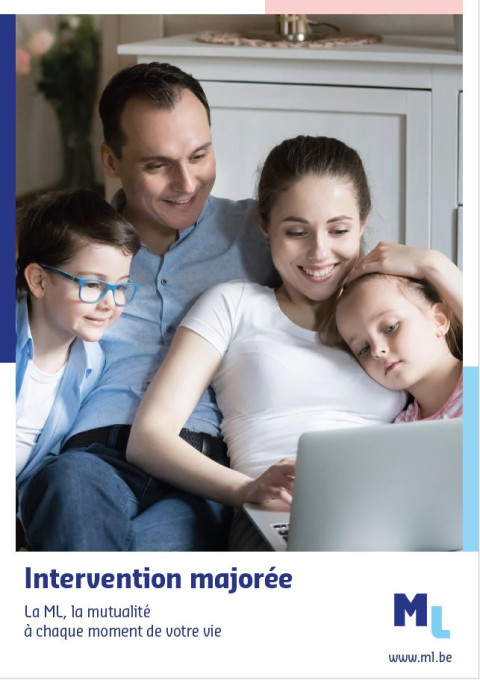 une famille qui regarde un ordinateur 